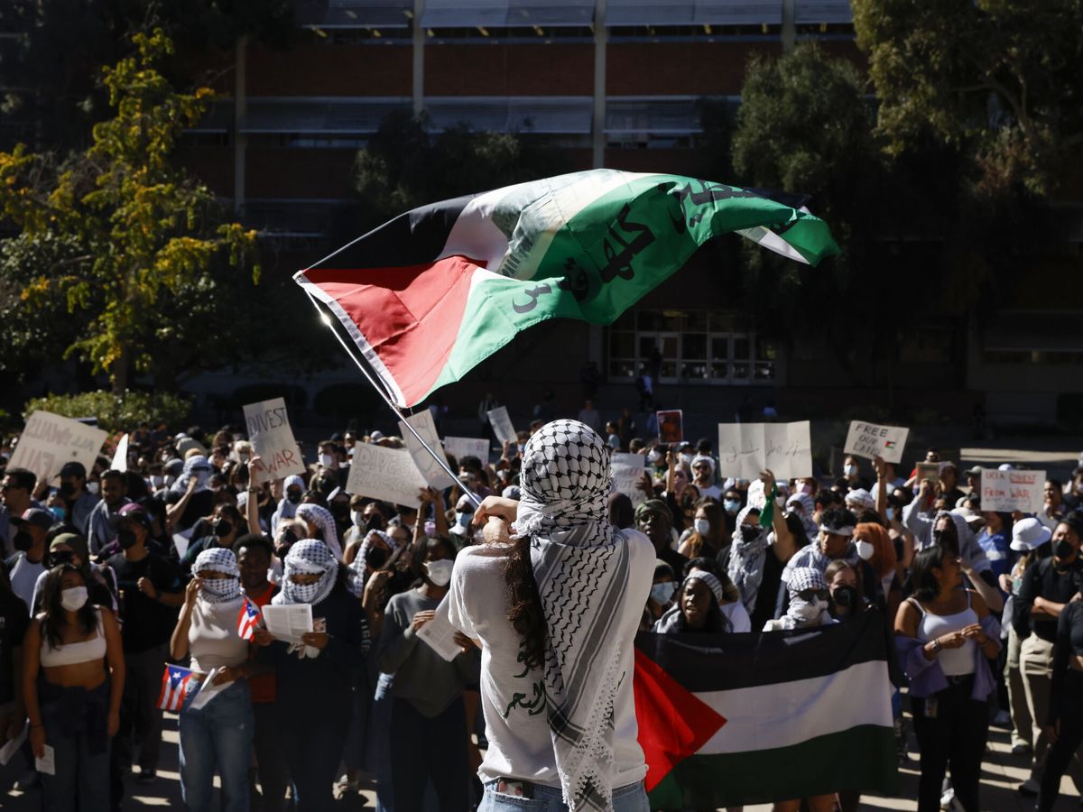 Foto: Manifestación pro-palestina en el campus de la Universidad de California. (EFE/Caroline Brehman)