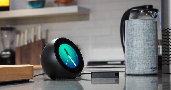 Foto: Vista del nuevo Echo Dot y la versión más pequeña del Amazon Echo. (Amazon)