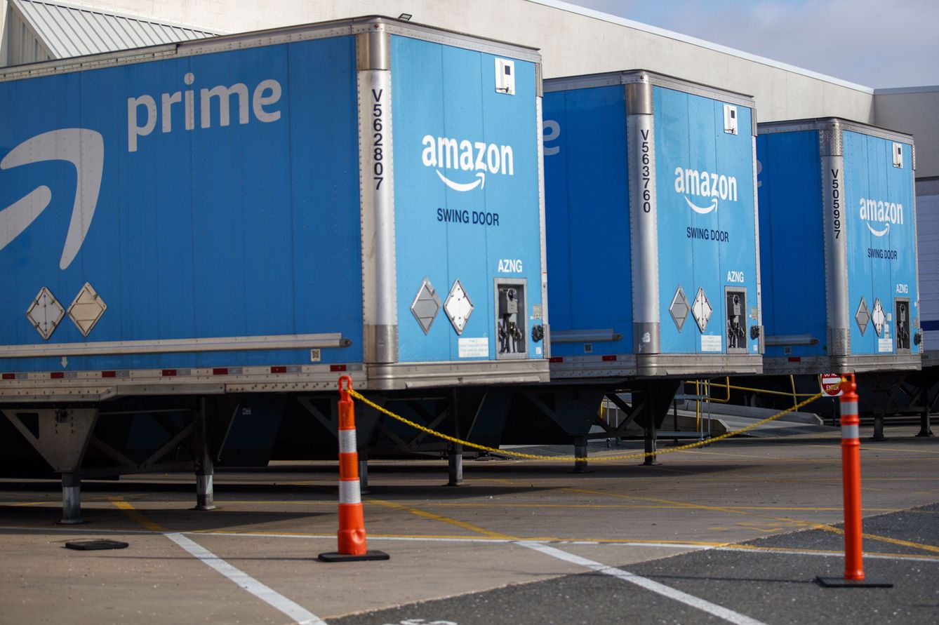 Camiones de reparto de Amazon, en uno de sus almacenes. (Reuters)