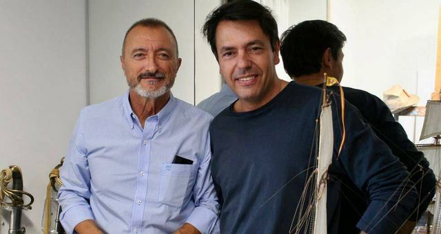 Arturo Pérez-Reverte, con Ferrer-Dalmau y la maqueta de El Glorioso. (Ferrer Dalmau)