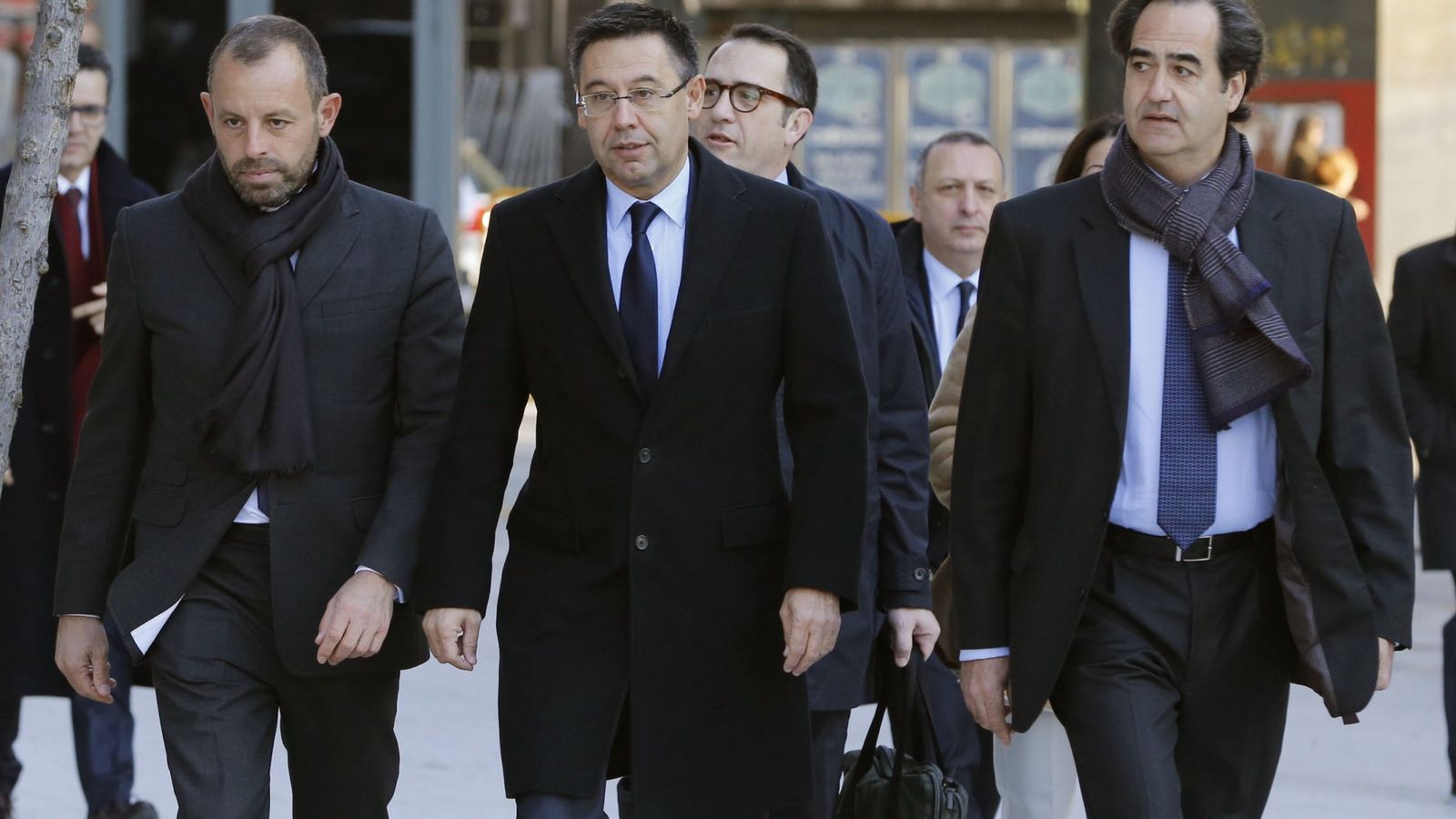 Foto: El presidente del Barça, Josep María Bartomeu, y su antecesor, Sandro Rosell, declaran en la Audiencia Nacional. (EFE)