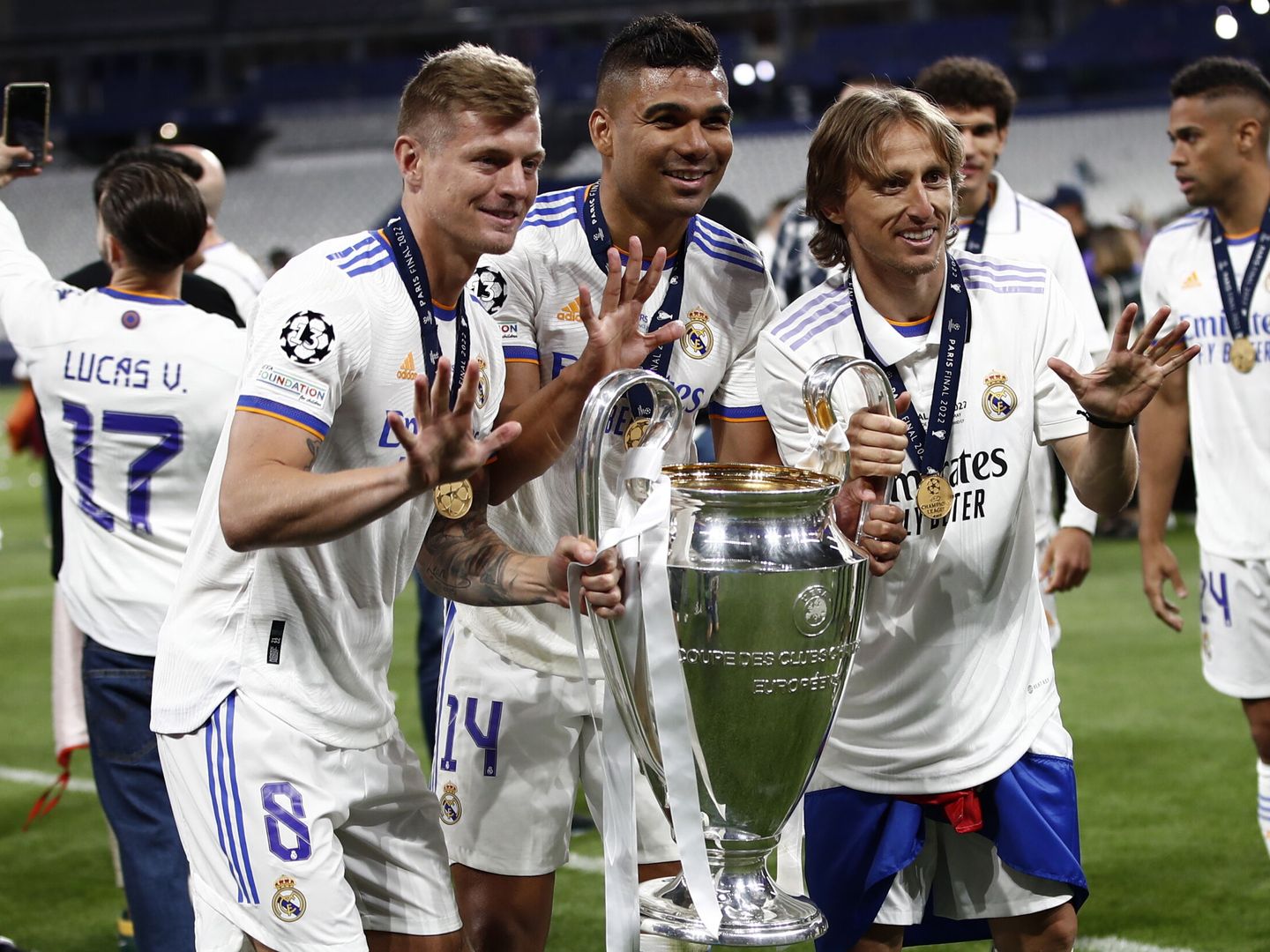 Kroos, Casemiro y Modric con el trofeo de la Champions.