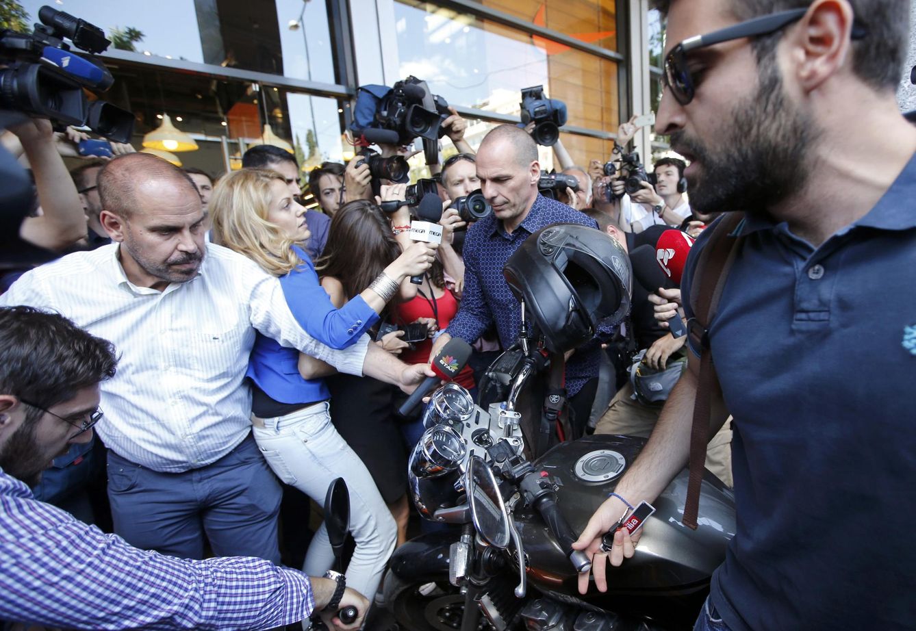 El exministro de Finanzas Yanis Varufakis, rodeado por periodistas a su salida del ministerio, en Atenas. (Reuters)