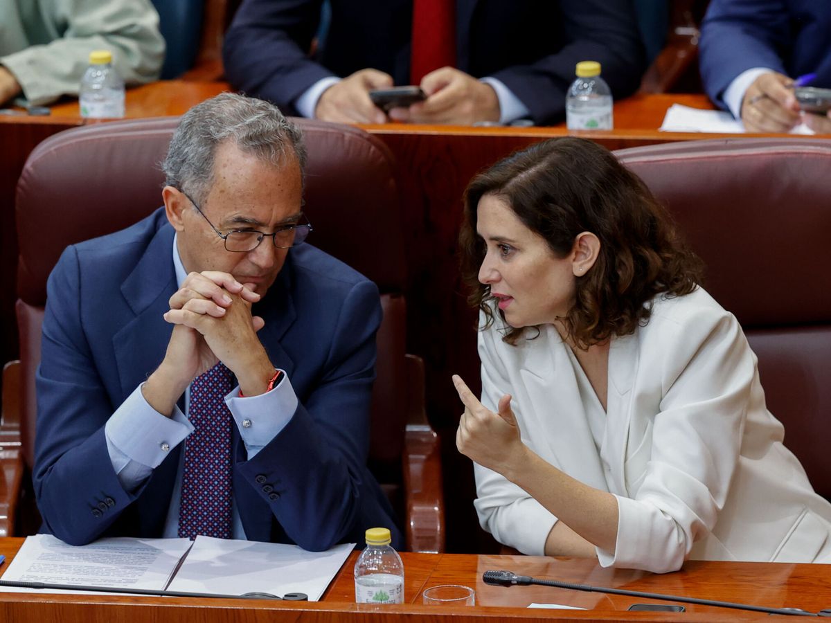 Foto: Isabel Díaz Ayuso y Enrique Ossorio durante la constitución de la Asamblea de Madrid. (EFE/Juan Carlos Hidalgo)