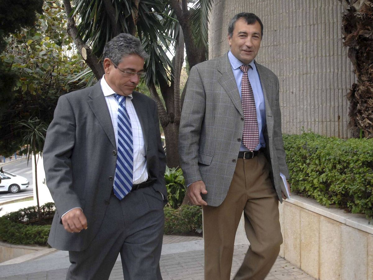 Foto: Rafael del Pozo (a la derecha), en una imagen de archivo llegando a los juzgados de Marbella para declarar. (EFE)