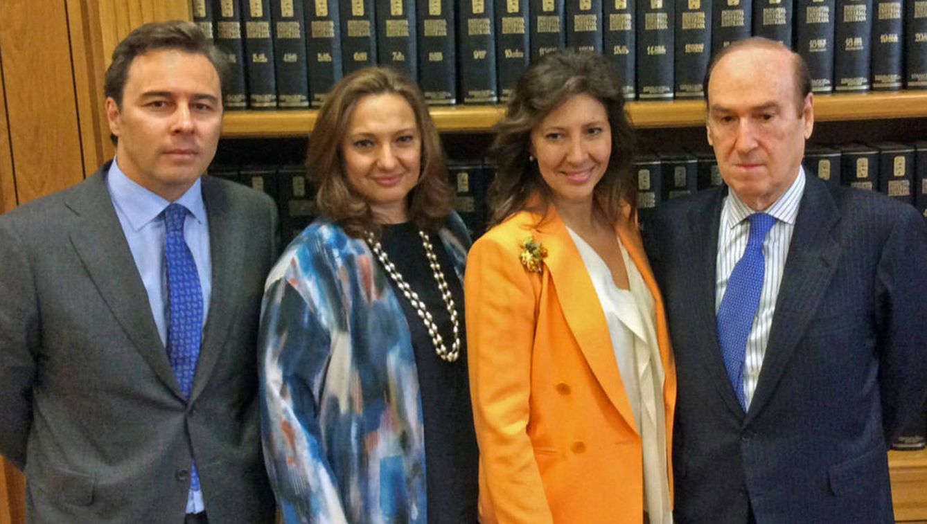 El expresidente de El Corte Inglés, Dimas Gimeno, las hijas de Isidoro Álvarez, Marta y Cristina, y Florencio Lasaga. (Fundación Ramón Areces)
