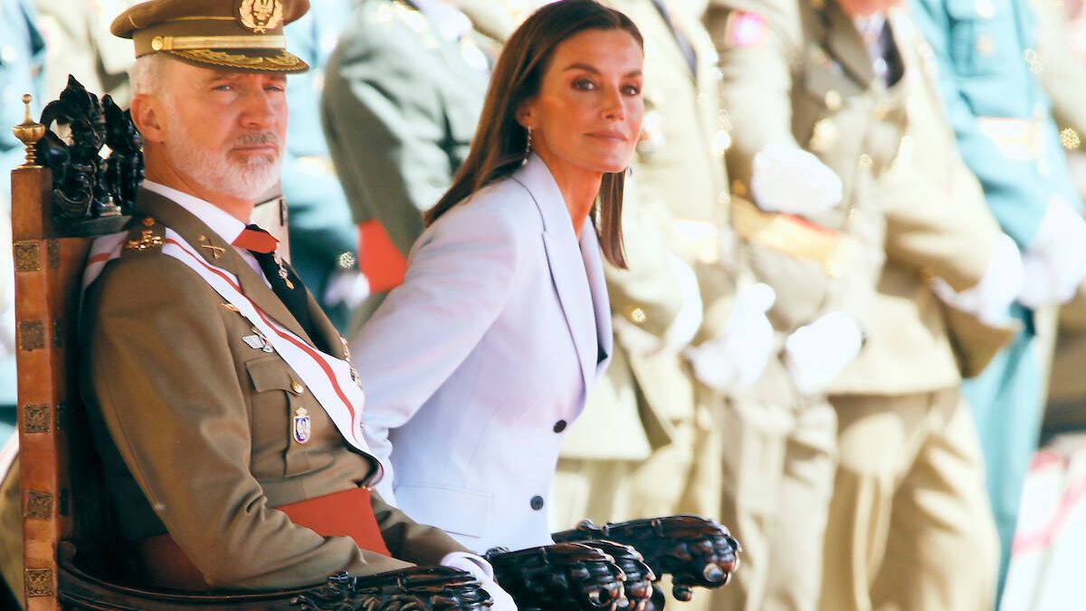 Las mejores fotos de Felipe VI, Letizia y Leonor en el 40º aniversario de la jura de bandera del Rey