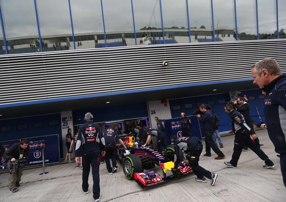 Foto: El Red Bull de Sebastian Vettel entrando en boxes.
