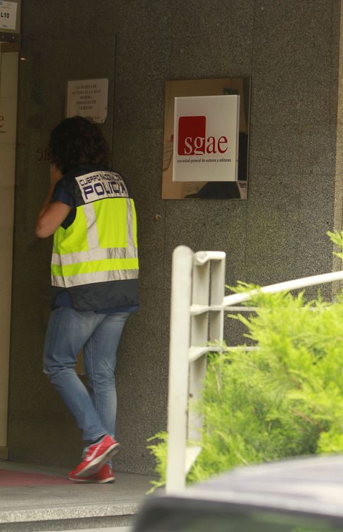 Efectivos policiales entrando en la sede de la SGAE el pasado martes (Efe)