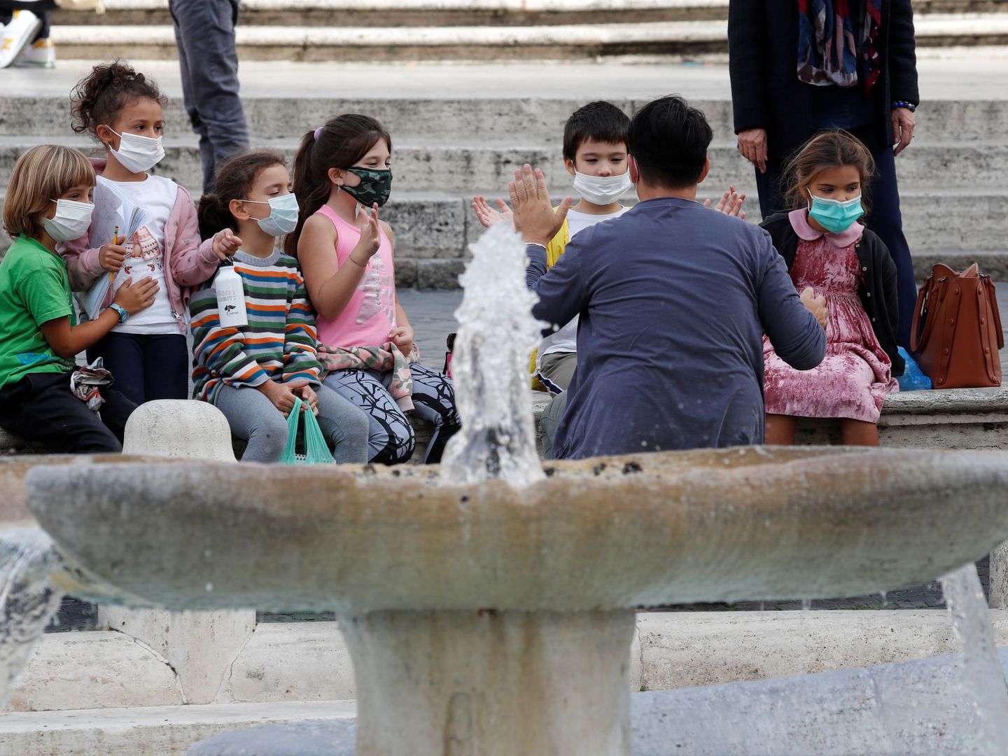 Niños con mascarilla en un colegio de Roma. (Reuters)