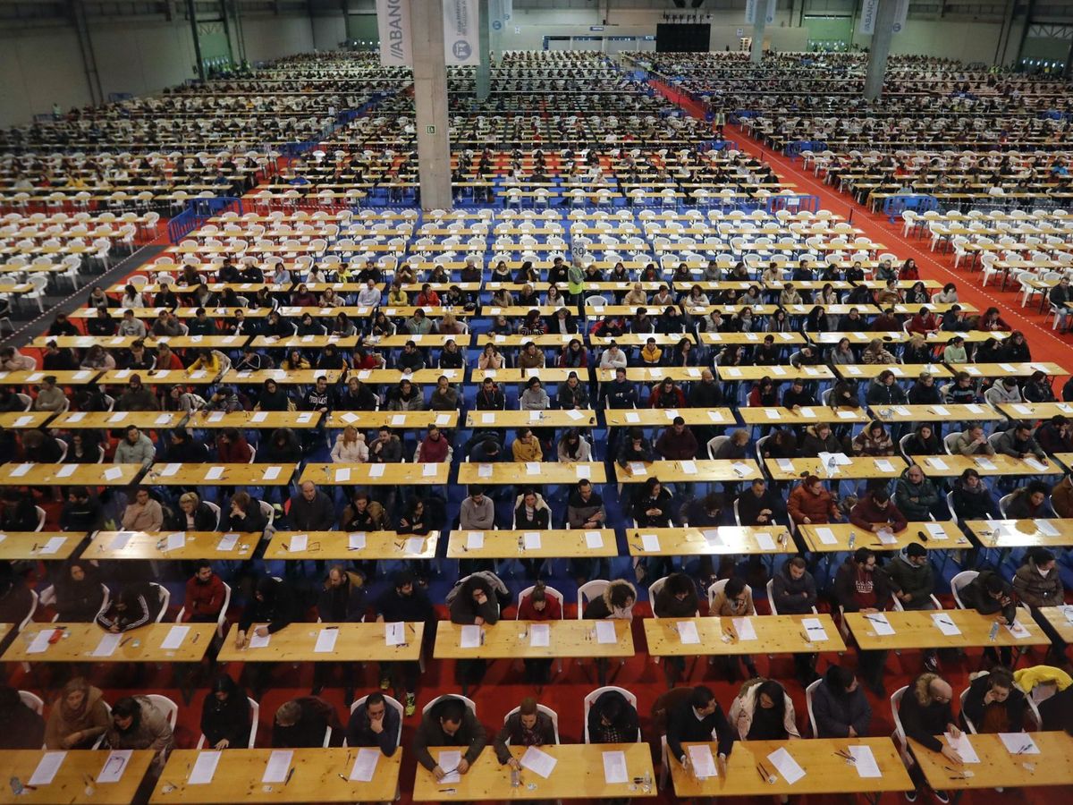 Foto: 9.700 personas participan en el examen en Sidella, Pontevedra. (EFE)