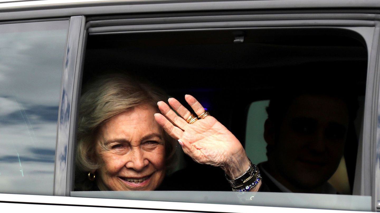 La reina Sofía, tras visitar al rey Juan Carlos en el hospital hace un año. (EFE)