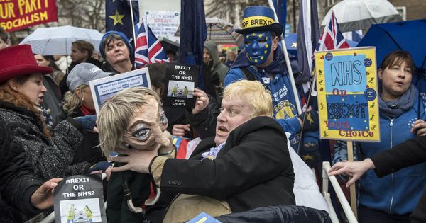 Foto: Un manifestante disfrazado de Boris Johnson estrangula un muñeco que representa a Theresa May, durante una protesta en Londres. (EFE)