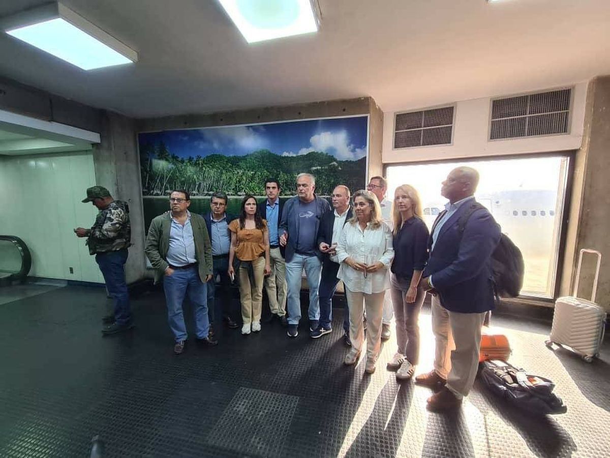 Foto: La delegación del PP retenida en Venezuela, en una imagen compartida por Feijóo