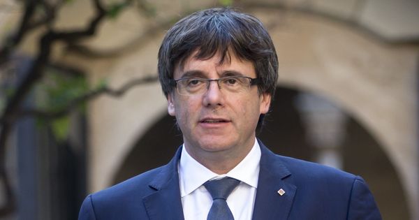 Foto: Carles Puigdemont, a su llegada a la reunión semanal del gobierno catalán. (EFE)