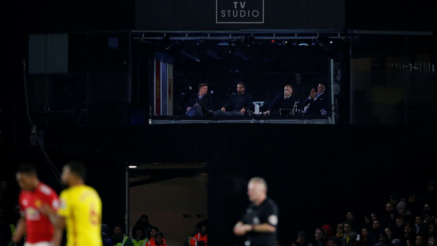 Un set de televisión durante un Manchester United-Watford. (Reuters)