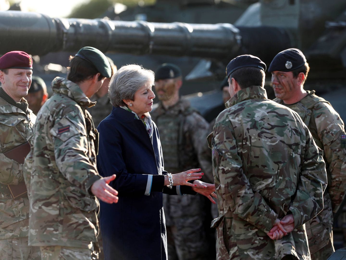 La primera ministra Theresa May visita a soldados británicos en Tapa, Estonia. (Reuters)