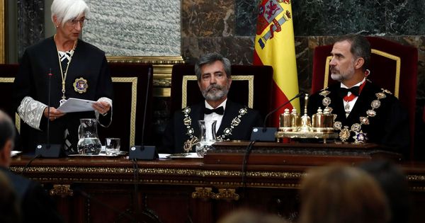 Foto: El rey Felipe VI, junto al presidente del Consejo General del Poder Judicial (CGPJ), Carlos Lesmes (d), escucha la intervención de la fiscal general del Estado, María José Segarra (i). (EFE)