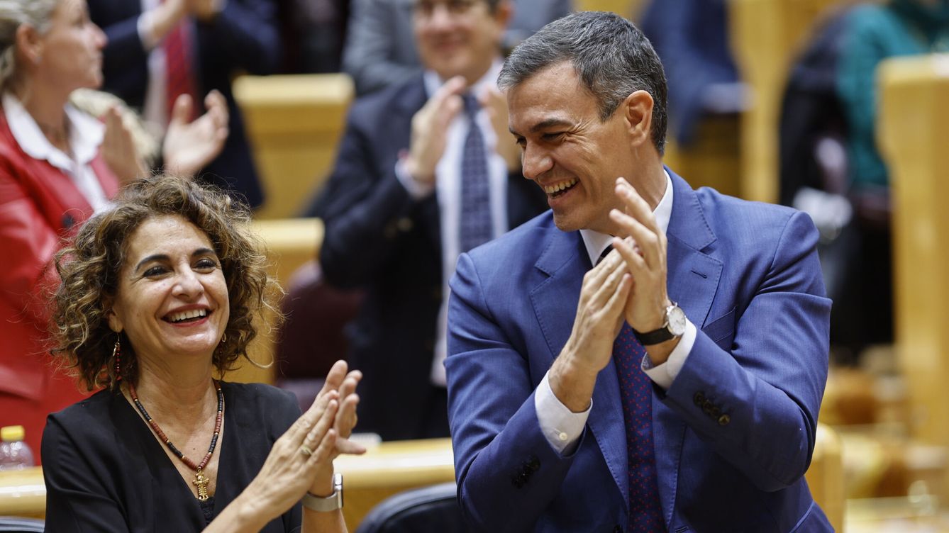 Foto: El presidente del Gobierno, Pedro Sánchez, y la vicepresidenta primera y ministra de Hacienda, María Jesús Montero, muestran su alegría tras la votación. (EFE / Rodrigo Jimenez) 