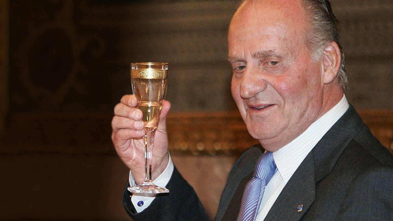 Foto: El rey Juan Carlos brindando en una imagen de archivo. (Gtres)
