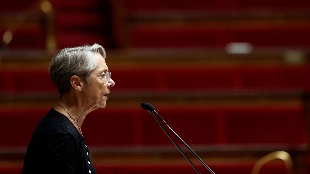 El Gobierno francés fuerza el presupuesto y se abre a una moción de censura