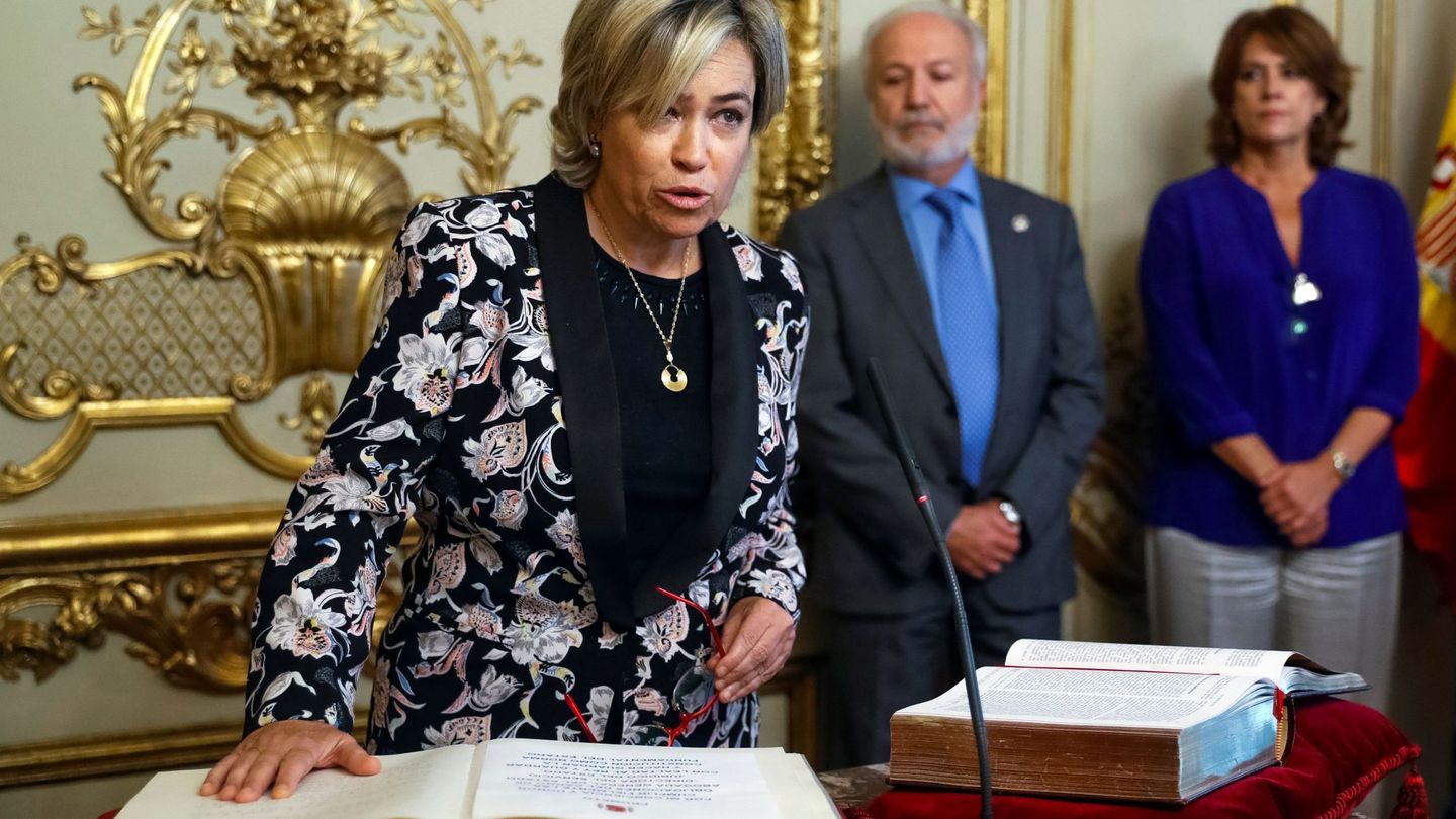 La abogada general del Estado, Consuelo Castro, ante Dolores Delgado. (EFE)