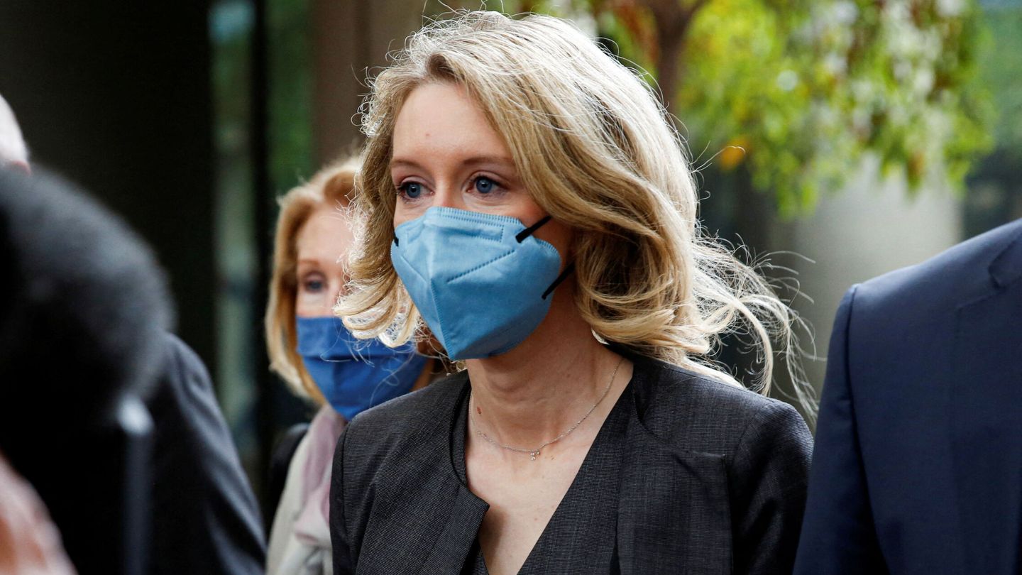 Elizabeth Holmes, llegando a la Corte Federal en San José, California. (Reuters)