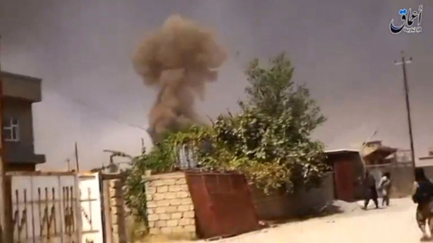 Captura de un video de propaganda del Estado Islámico que muestra a sus militantes luchando en Mosul, en agosto de 2016 (Reuters)