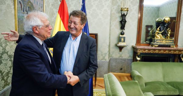 Foto: El ministro de Exteriores, Josep Borrell, con el politólogo francés Sami Naïr, el pasado 19 de septiembre. (EFE)
