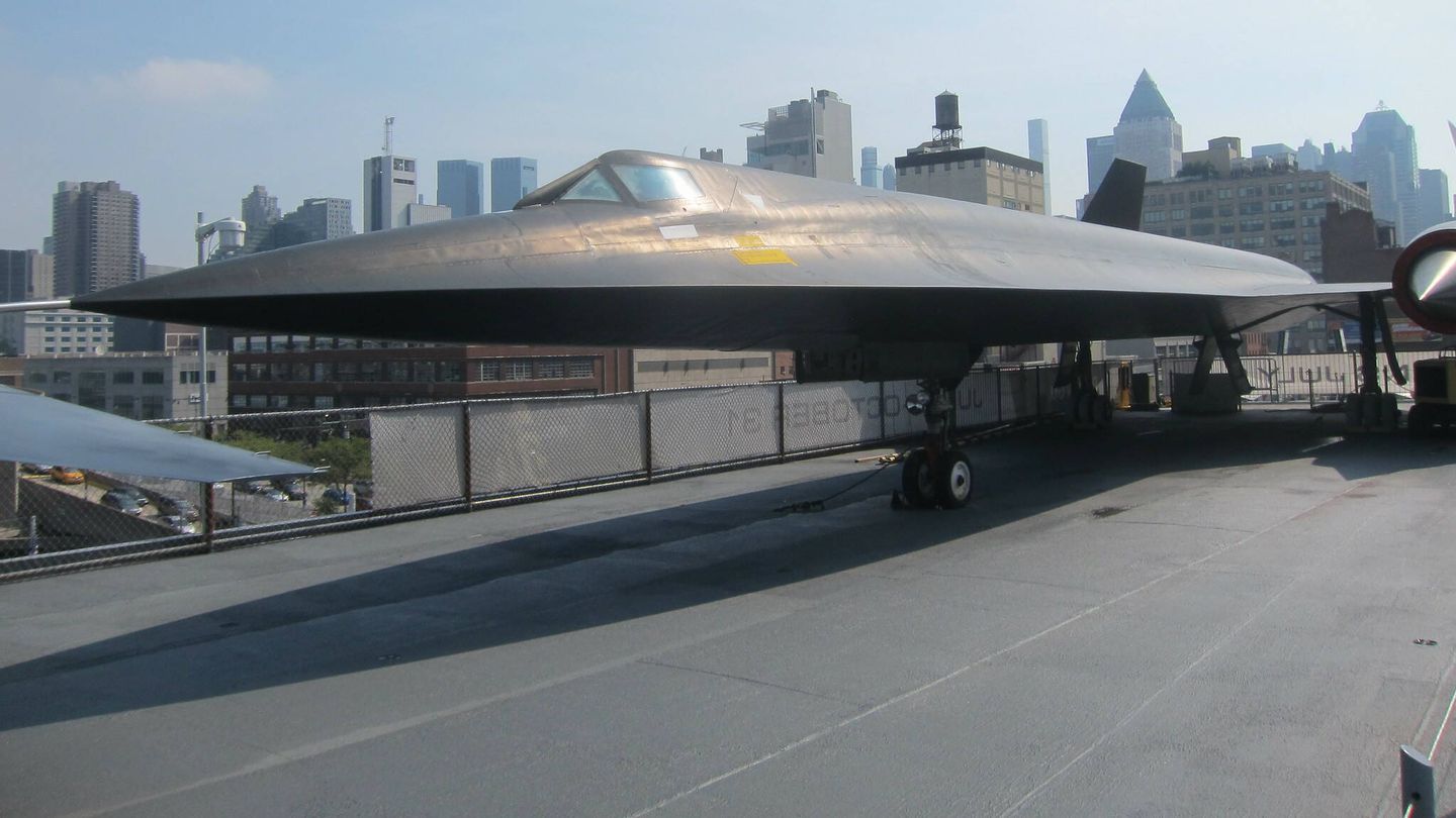 El A-12 en la cubierta del USS Intrepid, el museo del aire en el puerto de Nueva York. (Wally Gobetz)