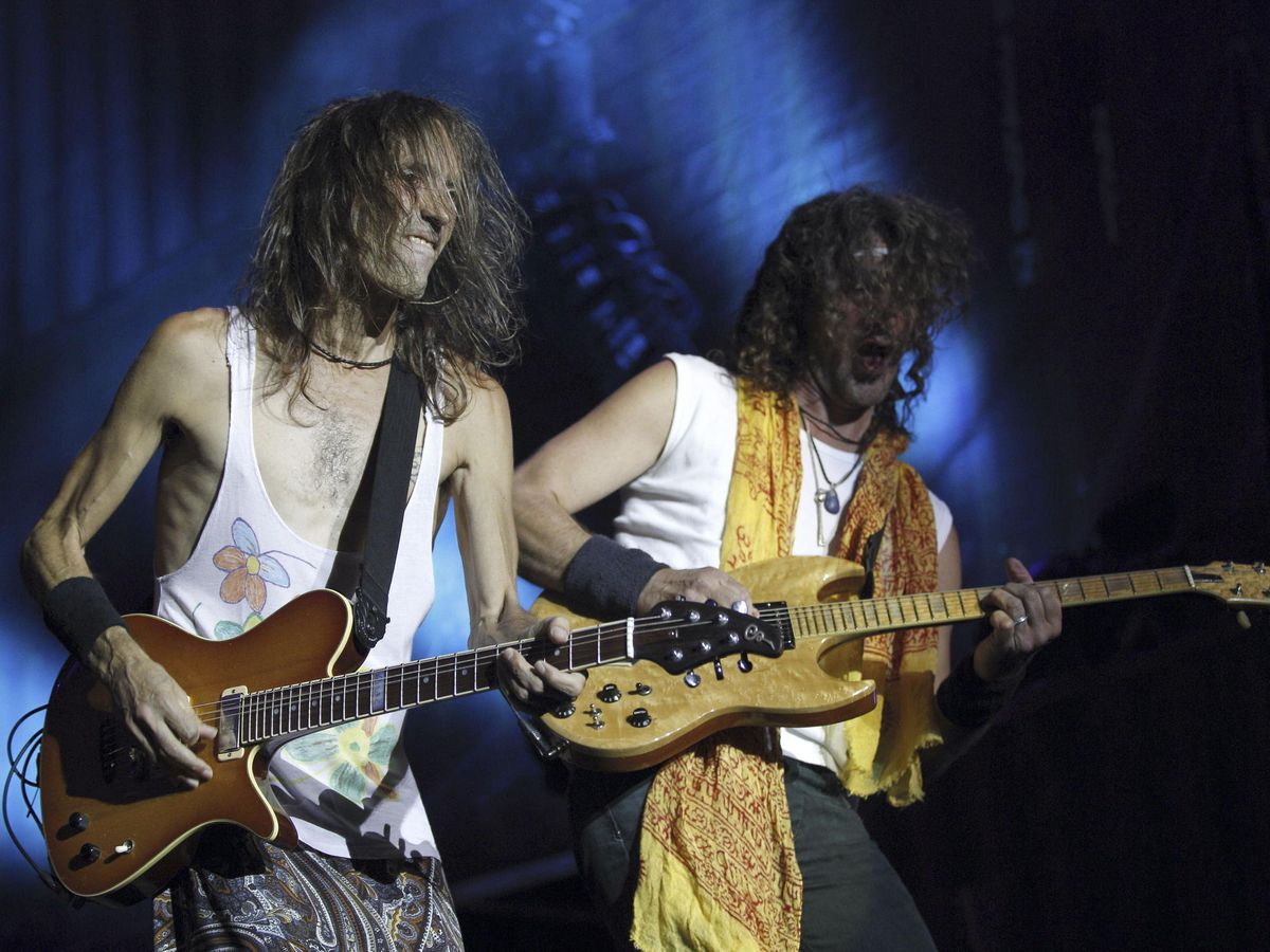 Foto: El guitarrista y cantante de Extremoduro, Robe Iniesta (i), e Iñaki Antón, en 2014. (EFE)