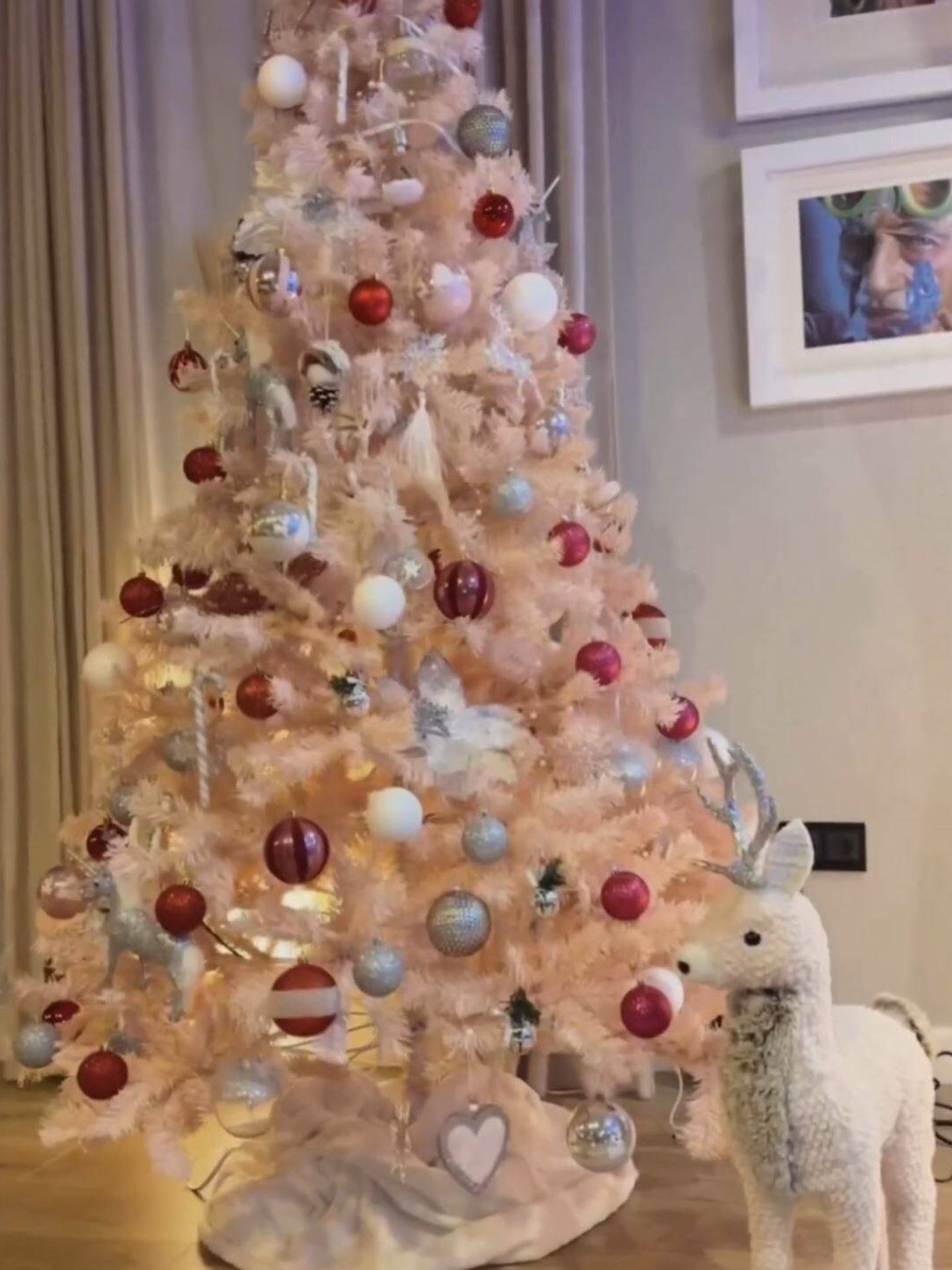 Así luce el árbol de Navidad de Sergio Ramos y Pilar Rubio. (Instagram/@pilarrubio)
