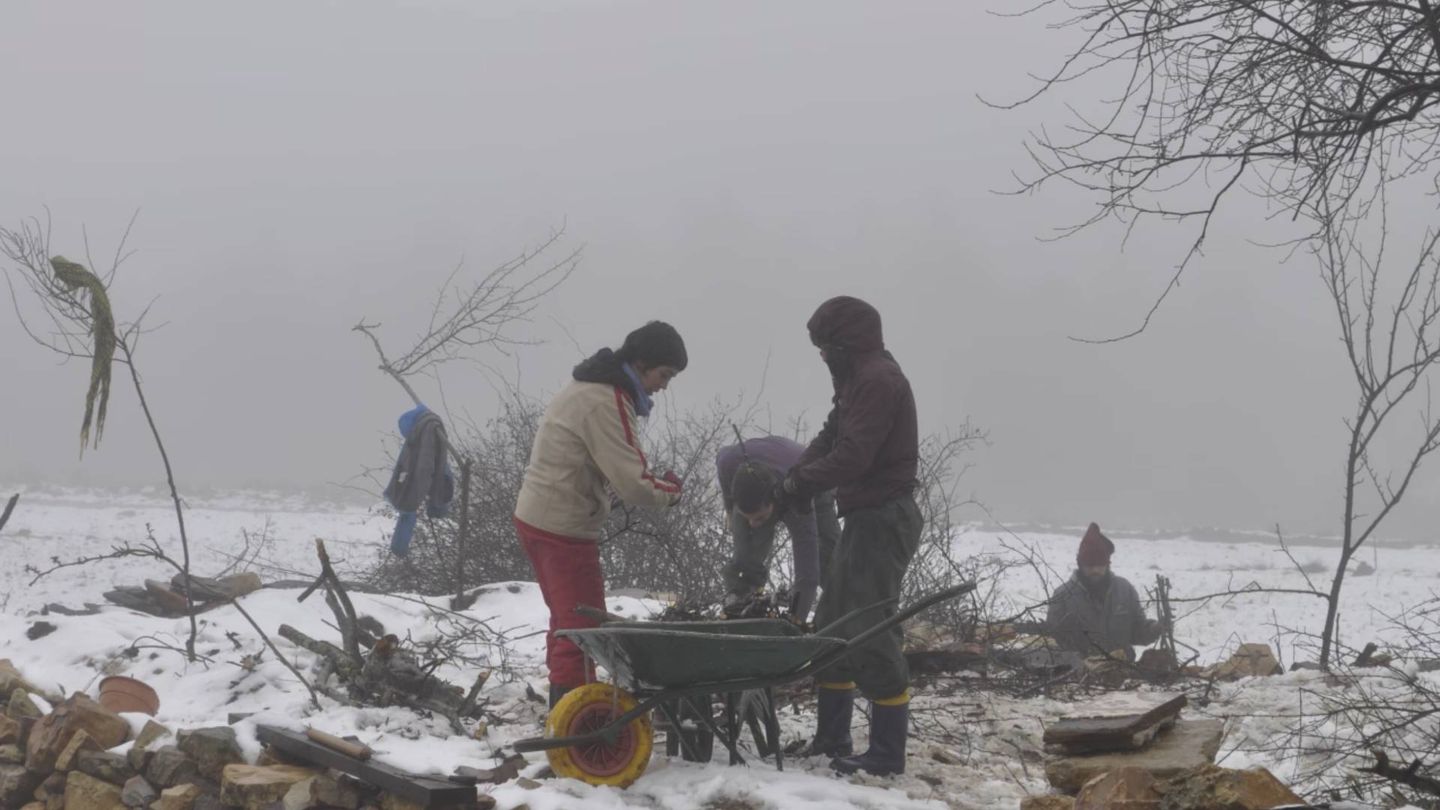 Moradores de Fraguas, trabajando en la recontrucción en invierno. 