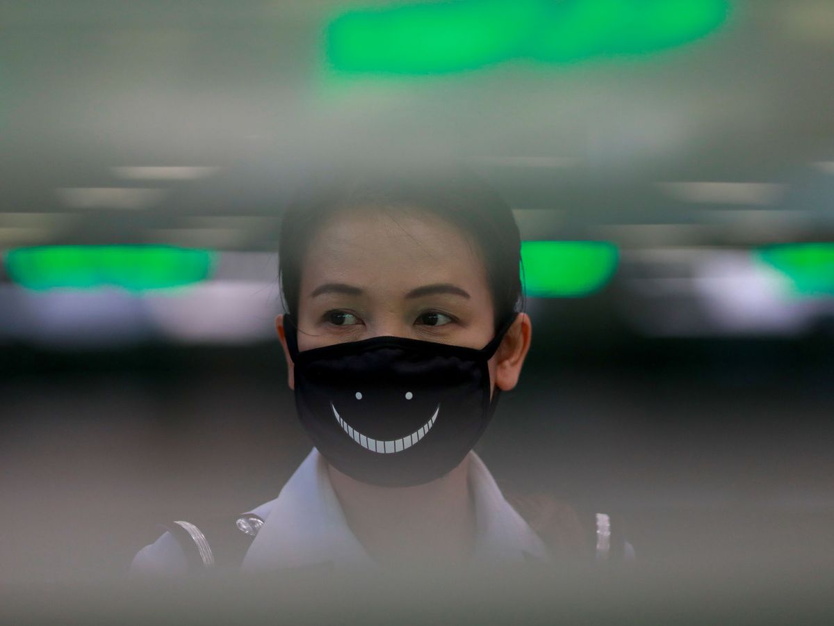 Foto: Una trabajadora del aeropuerto de Bangkok con una mascarila protectora (REUTERS/Soe Zeya Tun)