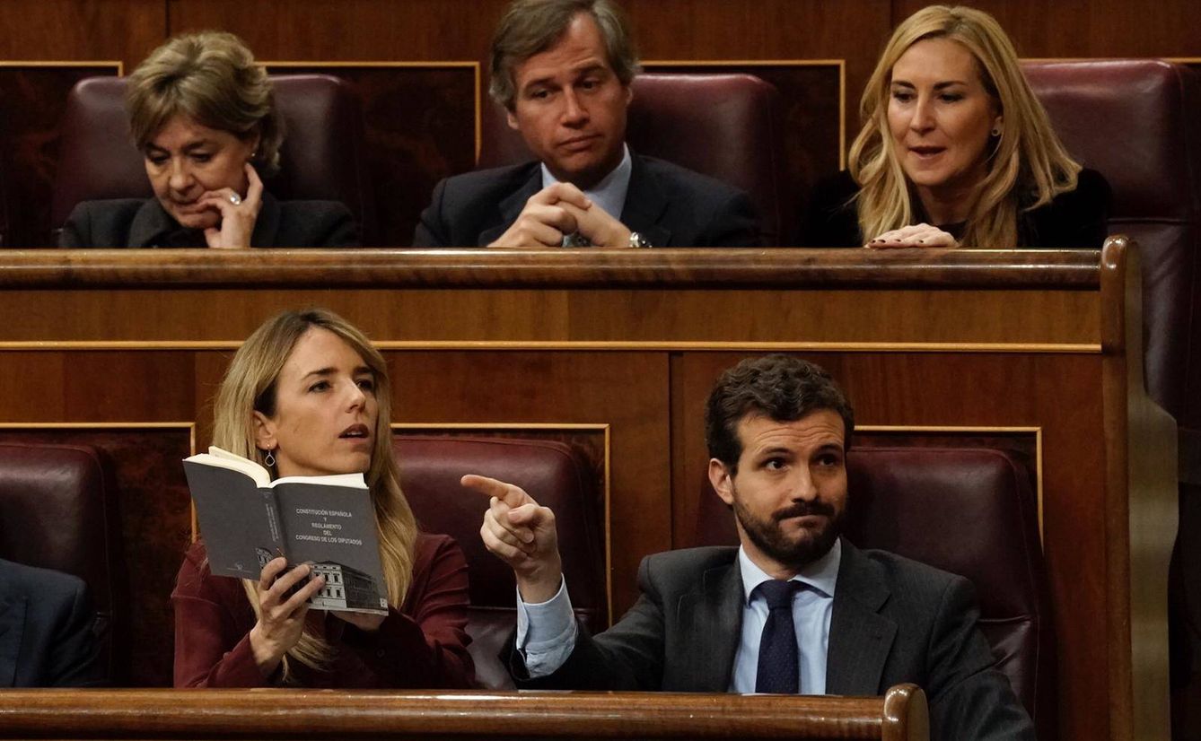 Cayetana Álvarez de Toledo (PP), con una Constitución en la mano, tratando de tener la palabra en medio de la intervención de Aizpurua (PP)