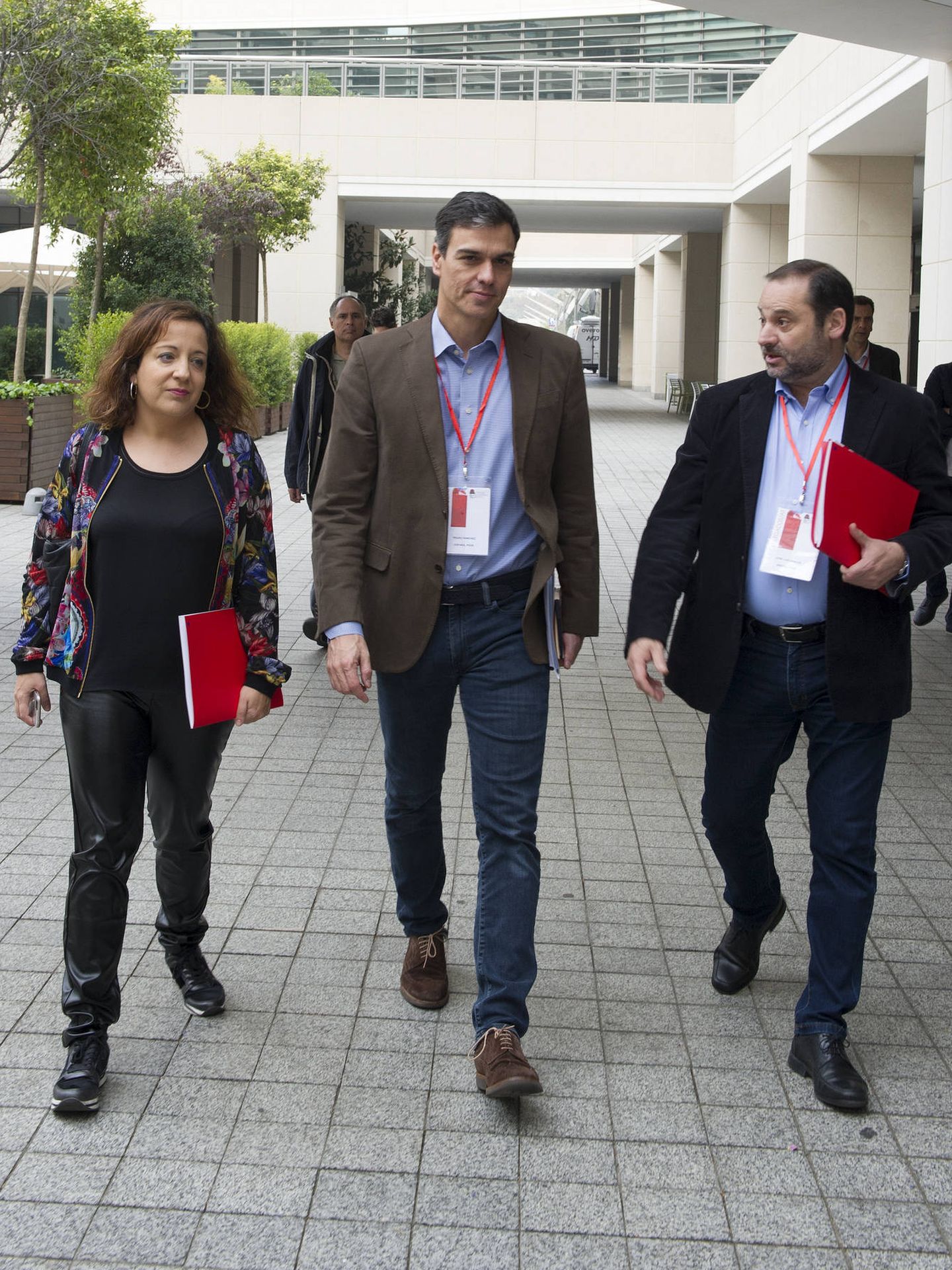 Pedro Sánchez, con la portavoz del PSOE en Bruselas y secretaria de Asuntos Europeos de la ejecutiva, Iratxe García, y el número tres, José Luis Ábalos, el pasado 24 de noviembre en Barcelona. (EFE)
