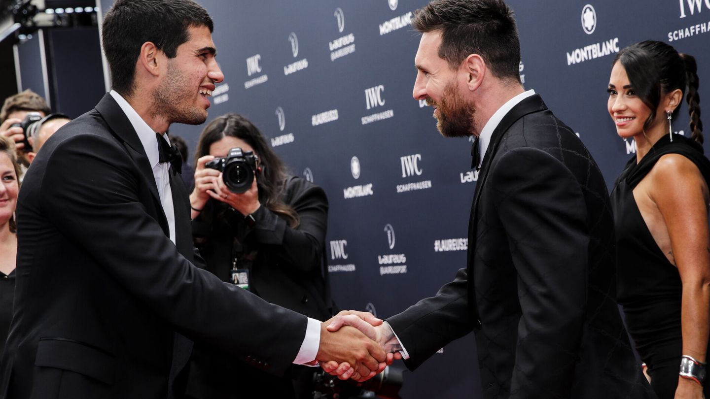 Carlos Alcaraz y Lionel Messi, en una de las fotos más comentadas de la noche. (EFE/EPA/Teresa Suarez) 