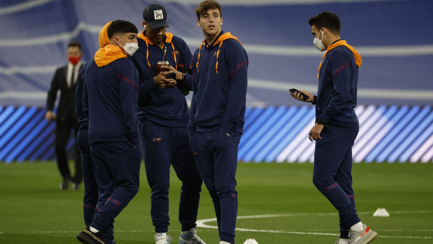 Los jugadores del Barça, sobre el Bernabéu. (Reuters/Susana Vera)
