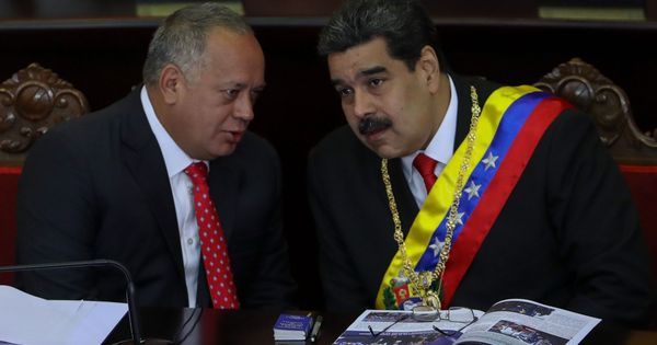 Foto: El jefe de la oficialista Asamblea Nacional Constituyente (ANC), Diosdado Cabello, habla con el presidente de Venezuela, Nicolás Maduro. (EFE)