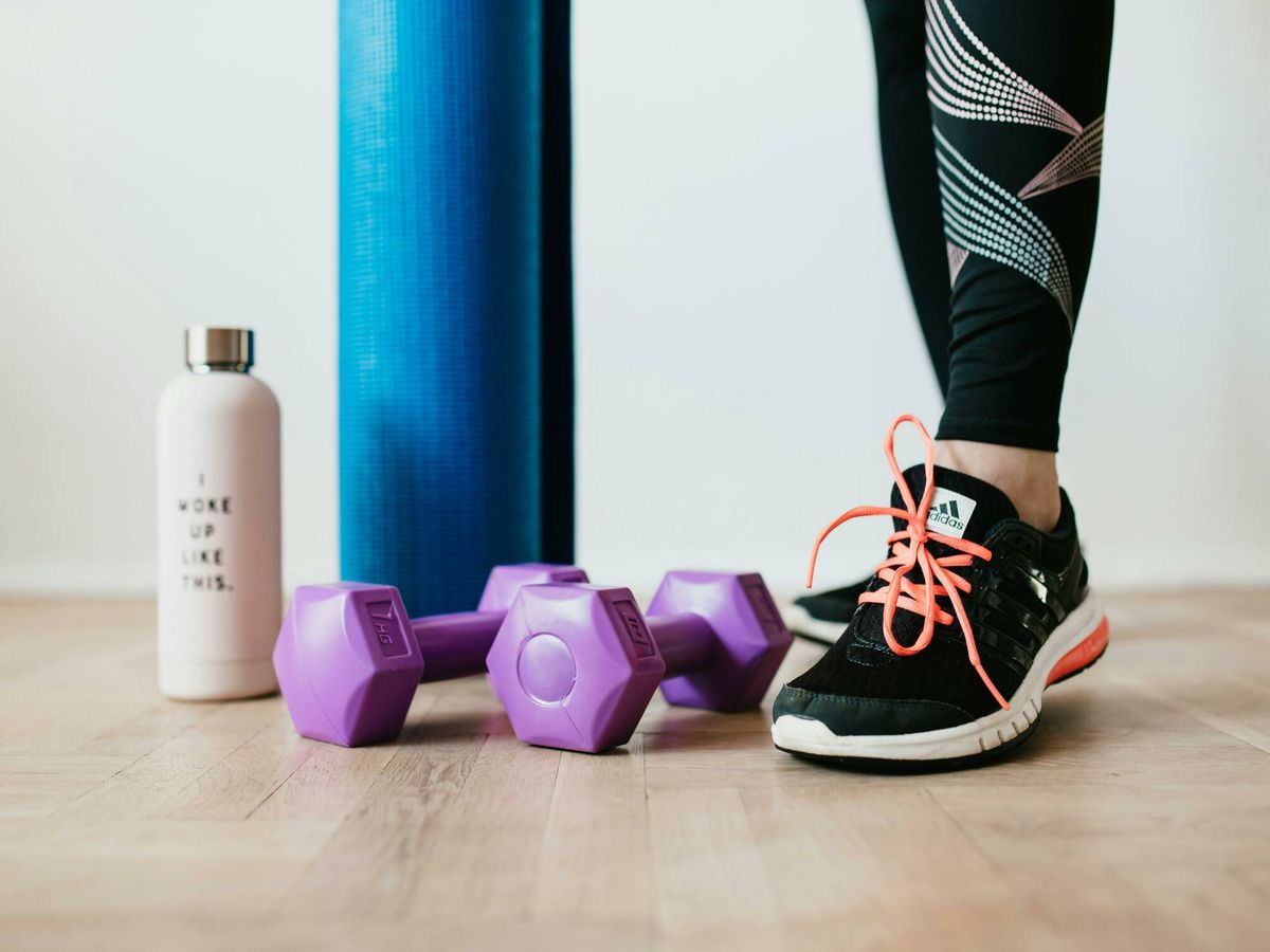 Foto: Un toque extra de esfuerzo en el Pilates puede ayudar a mejorar tu forma física (Karolina Kaboompics/Pexels)