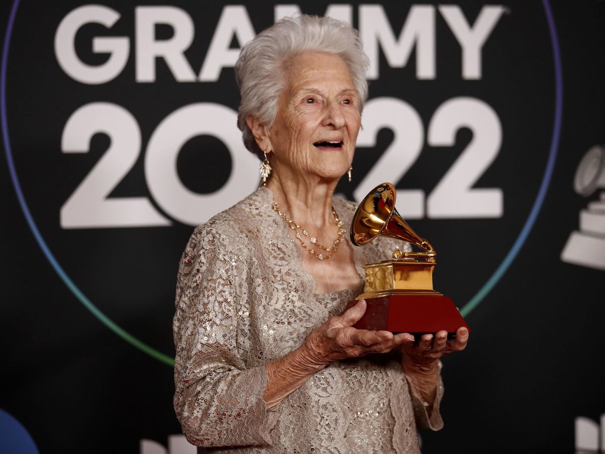 Foto: Ángela Álvarez con su premio en la gala de los Grammy. (EFE/EPA/Caroline Brehman)