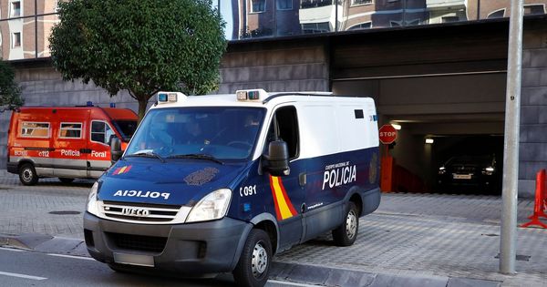 Foto: Un furgón policial traslada a los acusados a la cárcel desde el Palacio de Justicia de Pamplona tras finalizar el juicio en noviembre. (EFE)