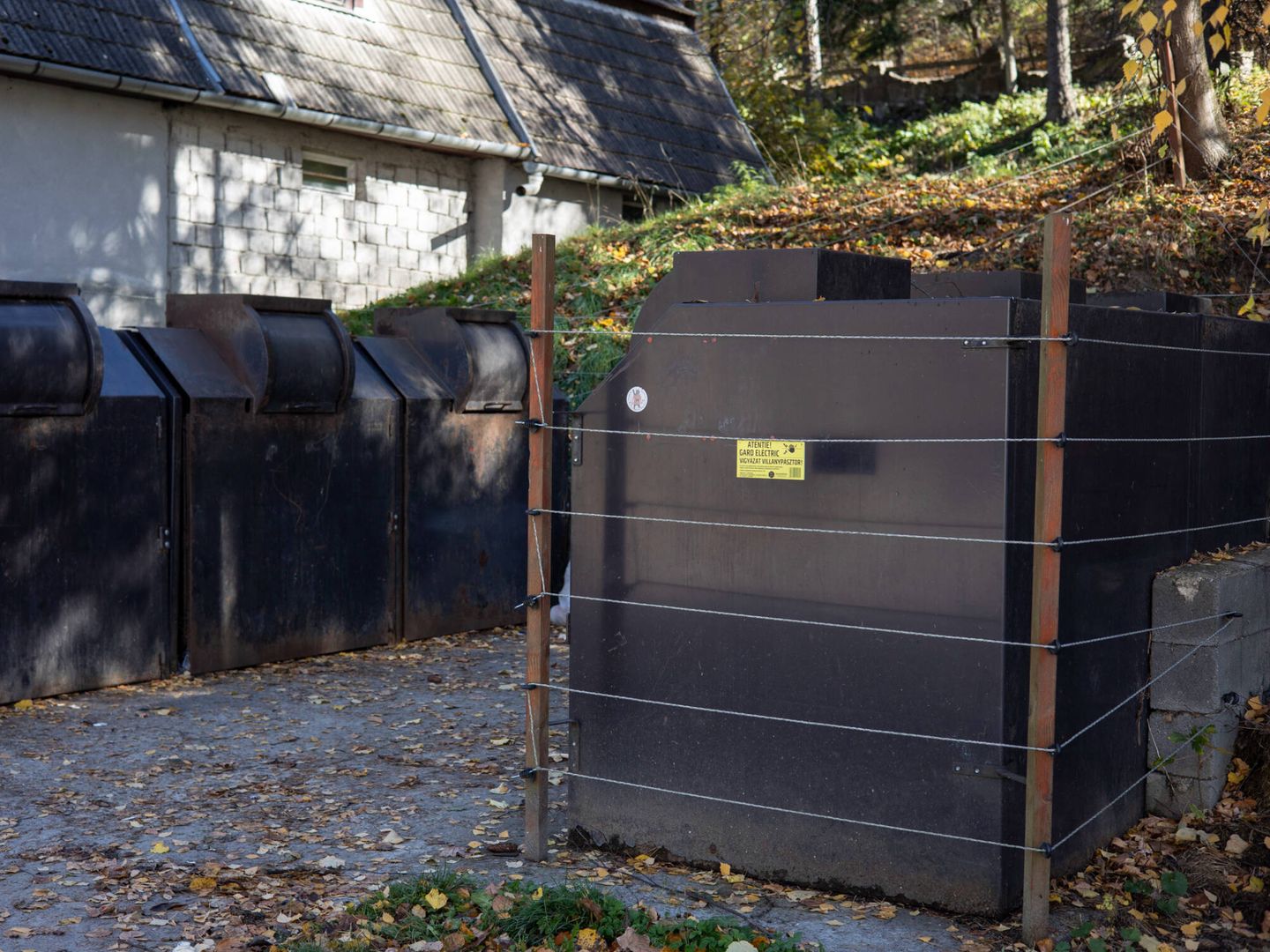 Contenedores de basura con vallas electrificadas. (LGA)