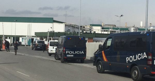 Foto: Varios furgones de policía, en el exterior del matadero Le Porc Gourmet. (@CarniesEnLluita) 