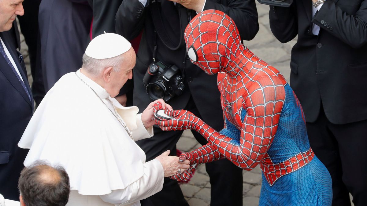 El Papa Francisco conoce a un 'Spider-Man' que visita a niños hospitalizados en Italia