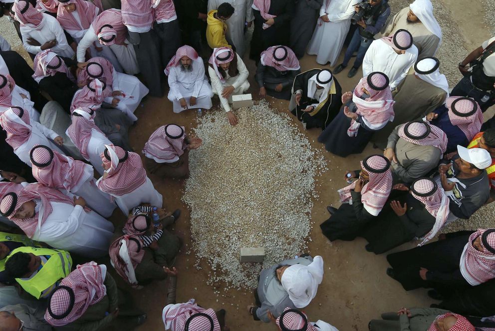 Un grupo de súbditos se reúne alrededor de la tumba del Rey Abdullah en Riad (Reuters)