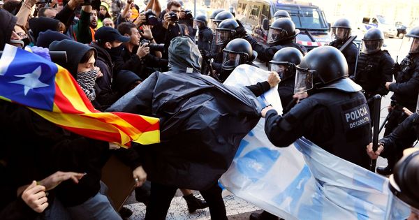 Foto: Cargas de los Mossos durante la manifestación de los CDR en Barcelona. (EFE)
