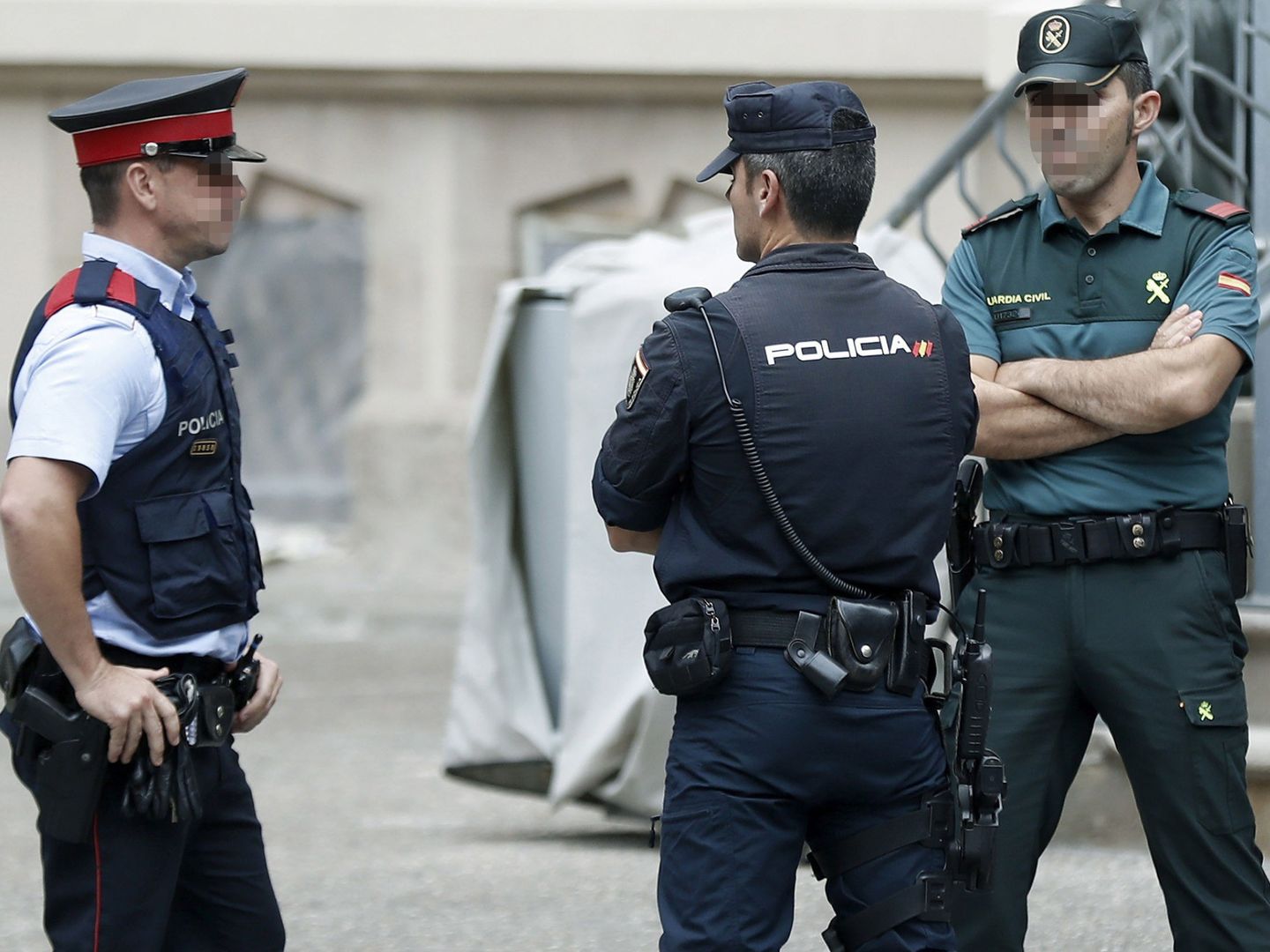 Agentes de la Guardia Civil, los Mossos d'Esquadra y la Policía Nacional, deplegados en Barcelona. (EFE)
