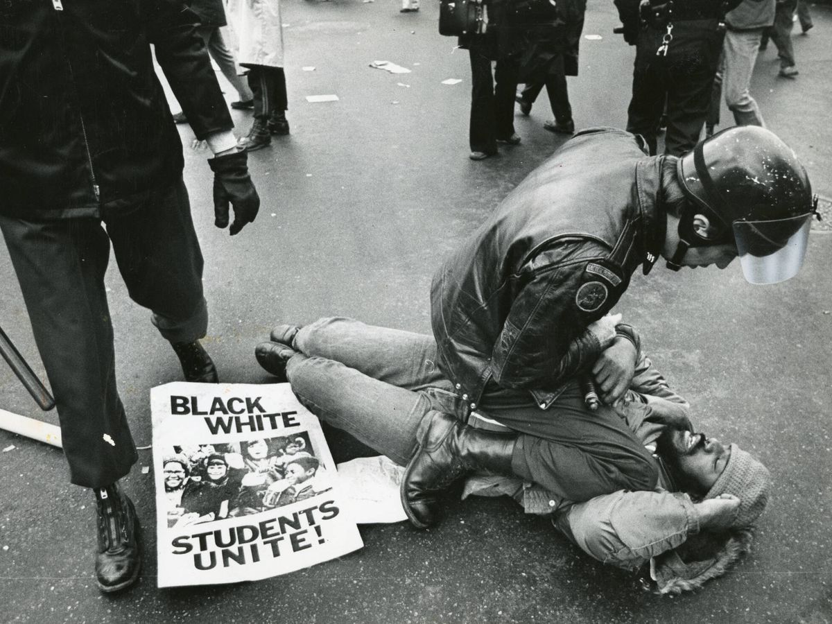Foto: Un policía inmoviliza a un manifestante durante una marcha en Boston a favor de la integración racial en las escuelas, en diciembre de 1974. (Getty/The Boston Globe/Ted Dully)