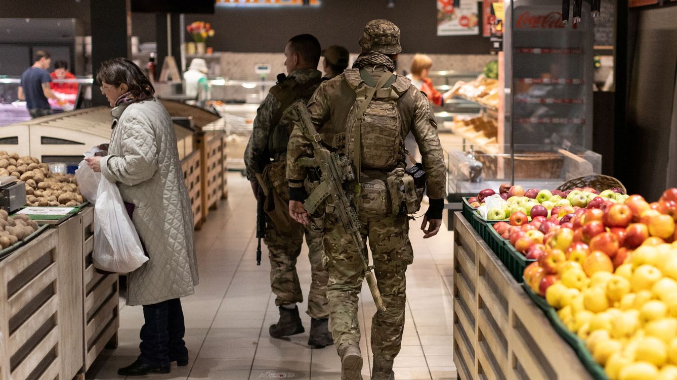 Foto: Un soldado ucraniano en un supermercado en Kramatorsk, Donetsk. (Reuters, Jorge Silva)
